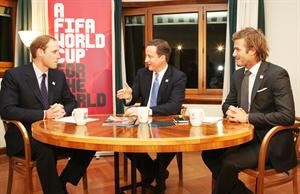 رئيس الوزراء البريطاني ديفيد كاميرون في حديث مع الامير ويليام بحضور ديفيد بيكام	افپ
﻿