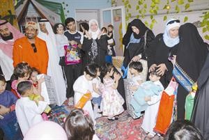مديرة الروضة غدير النبهان تشارك الابناء واولياء امورهم فرحة العيد
﻿
