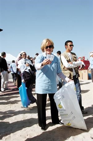 السفيرة الاميركية ديبورا جونز تجمع النفايات