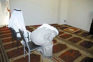 هل أصبحت الصلاة على الكراسي ظاهرة في مساجد الكويت؟
