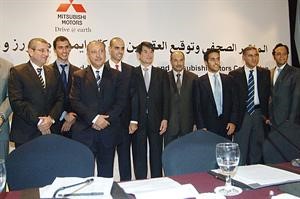 لقطة جماعية تضم بدر الخرافي وطلال الملا ودرشيد الحمد ومابراهيم صالح ويوشي هاسو عقب توقيع الاتفاقية
﻿