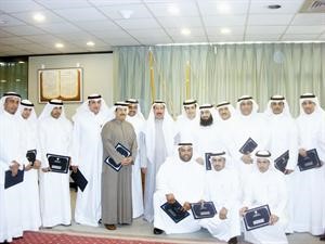 احمد الهارون وعبدالعزيز الخالدي يتوسطان المكرمين﻿