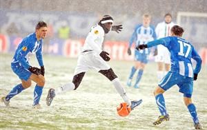 افپ﻿﻿لاعب وسط يوفنتوس محمد سيسوكو محاصرا بين لاعب بوزنان غرزيغورز وسلاومير بيسزكو﻿