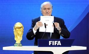 رئيس فيفا جوزيف بلاتر يعلن فوز قطر باستضافة مونديال 2022 	اپ﻿