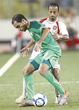 الاماراتي امير مبارك يحاول قطع الكرةة من السعودي مشعل السعيدافپ﻿
