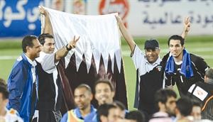 لاعبو الازرق يرفعون علم قطر في اليمن