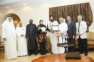 درع تذكارية لرئيس المنظمة العالمية للسلم والرعاية والاغاثة﻿﻿انور الكندري﻿