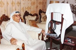 بدر التركيت وامامه الغترة والعقال