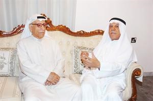 بدر التركيت مع الزميل منصور الهاجري خلال اللقاء قاسم باشا
