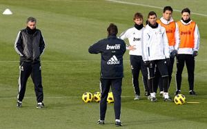 مدرب ريال مدريد جوزيه مورينيو يسعى لقيادة الملكي لاستعادة انتصاراته امام فالنسيا	 رويترز﻿