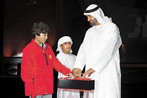 ولي عهد ابوظبي الشيخ محمد بن زايد يفتتح عالم فيراري ابوظبياكبر مدينة ترفيهية مغطاة بالعالم
