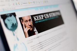 صورة لموقع ويكيليكس ويظهر فيها مؤسسه اسانج على الانترنت في باريس قبيل اغلاقه	افپ﻿