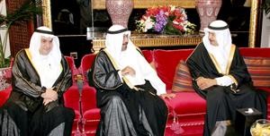 رئيس وزراء البحرين الامير خليفة بن سلمان ال خليفة مستقبلا الشيخ دمحمد الصباح ومحمد الصقر﻿