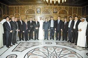 صورة جماعية للدكتور فيصل المقداد والسفير السوري بسام عبدالمجيد وجاسم المباركي وبعض اعضاء الجالية السورية ويبدو مدير التسويق الزميل فريد سلوم سعود سالم