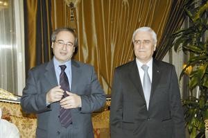 دفيصل المقداد متحدثا للحضور وبجواره السفير السوري
