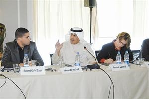 الزميل عدنان الراشد متحدثا في جلسة مناقشة التوازن بين اهمية التغطية الاعلامية وخصوصية الافراد﻿