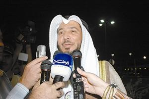 دعبدالله المعتوق متحدثا للصحافيين