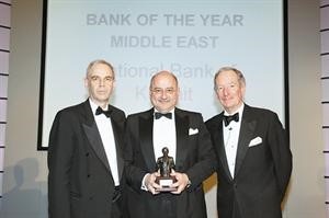 فوزي الدجاني مدير عام بنك الكويت الوطني في لندن يتسلم الجائزة بالنيابة عن البنك
﻿