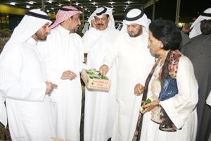 الشيخة فريحة الاحمد تاكل الخيار بشبرة الشويخ﻿