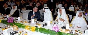 حديث جانبي بين العاهل الاردني الملك عبداللهالثاني ووزير الخارجية الشيخ دمحمد الصباح خلال حفل العشاء للمشاركين في منتدى حوار المنامة امس الاول	بنا﻿