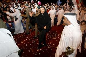 الشيخة موزة تحيي مستقبليها لدى وصولها الى قطر بعد اعلان فوزها بتنظيم كاس العالم 2022	رويترز﻿