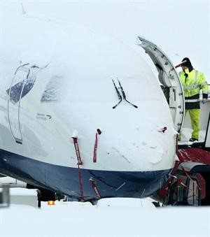 الثلوج تغطي الطائرة