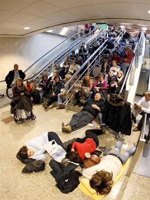 ركاب في مطار مدريد نائمون على الارض والسلالم افپ