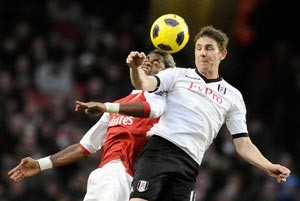 لاعب ارسنال اليكس سونغ يتصارع مع لاعب فولام زولتان غيرا على الكرةرويترز