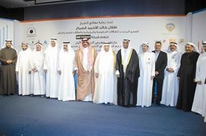 الشيخ طلال الخالد ودعادل الفلاح وعبدالله الفارس وزيد المنيفي مع المشاركينسعود سالم