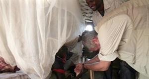 امرأة سودانية تبصق على رأس جورج كلوني!