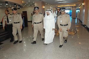 الشيخ علي الجابر متوجها لزيارة الجويهل وحوله بعض القيادات الامنية