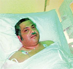 محمد الجويهل على سريره داخل العناية المركزة في المستشفى الاميري