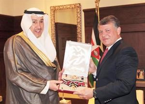 العاهل الاردني الملك عبدالله الثاني مكرما الشيخ فيصل الحمود﻿