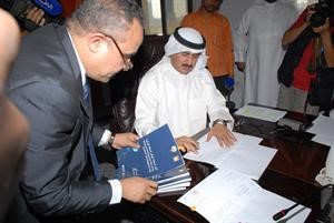 ماحمد الصبيح خلال توقيع العقد
﻿