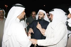 نايف الرشيدي وسعود العرادة في حديث مع احد المسؤولين من البلدية﻿