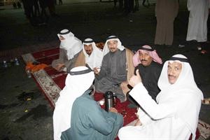 المزارعون يفترشون الارض كنوع من الاحتجاج ﻿