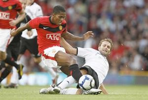 صراع على الكرة بين لاعب فالنسيا روبن باراخا ومدافع مان يونايتد انطونيو فالنسيا في مباراة الذهاب
