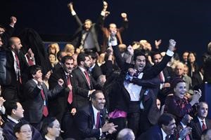 فرحة الشيخ محمد بن حمد رئيس لجنة ملف قطر بفوز بلاده باستضافة مونديال 2022 في مقر الاتحاد الدولي لكرة القدم فيفا في زيورخ 	افپ﻿