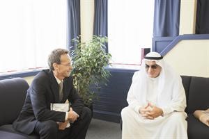 المستشار خالد الفليج خلال لقائه حاكم عام نيوزيلندا﻿