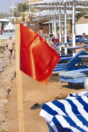 الراية الحمراء علامة الخطر فوق شواطئ شرم الشيخ