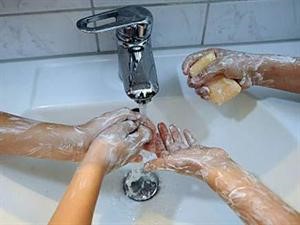 غسل الأيدي بالصابون كثيراً «ضار» بالصحة