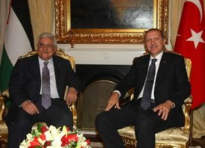 رئيس الحكومة التركي رجب طيب اردوغان مستقبلا الرئيس الفلسطيني محمود عباس﻿