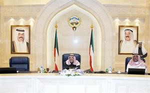 سمو رئيس الوزراء الشيخ ناصر المحمد والشيخ جابر الخالد خلال الجلسة