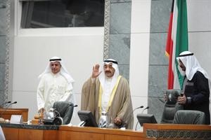 الرئيس جاسم الخرافي ونائبه عبدالله الرومي على المنصة قبل رفع الجلسة متين غوزال