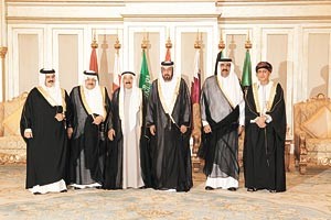 صاحب السمو الامير الشيخ صباح الاحمد ورئيس الامارات الشيخ خليفة بن زايد يتوسطان ملك البحرين الشيخ حمد بن عيسى ال خليفة وامير قطر سمو الشيخ حمد بن خليفة ال ثاني وصاحب السمو الملكي الامير نايف بن عبدالعزيز وفهد بن محمود ال سعيد في لقطة تذكارية قبل القمة