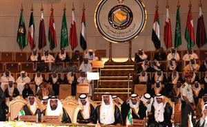 الشيخ خليفة بن زايد ال نهيان مترئسا وفد بلاده في افتتاح القمة الخليجية 31