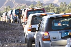 «لاندروفر» تتحدى الطرق الجبلية والصحراوية الوعرة بسيارتين LR2 وLR4