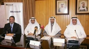 دانور اليتامى وماحمد الاثري وايهاب مصطفى خلال توقيع العقد﻿