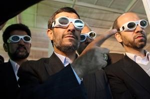 الرئيس الايراني محمود احمدي نجاد خلال زيارة لمعرض تقنية الليزر في طهران امس الاول افپ