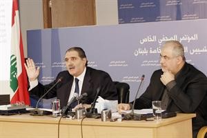 جانب من المؤتمر الصحافي لرئيس كتلة الوفاء للمقاومة محمد رعد وعضو المجلس الدستوري الاسبق القاضي سليم جريصاتي﻿